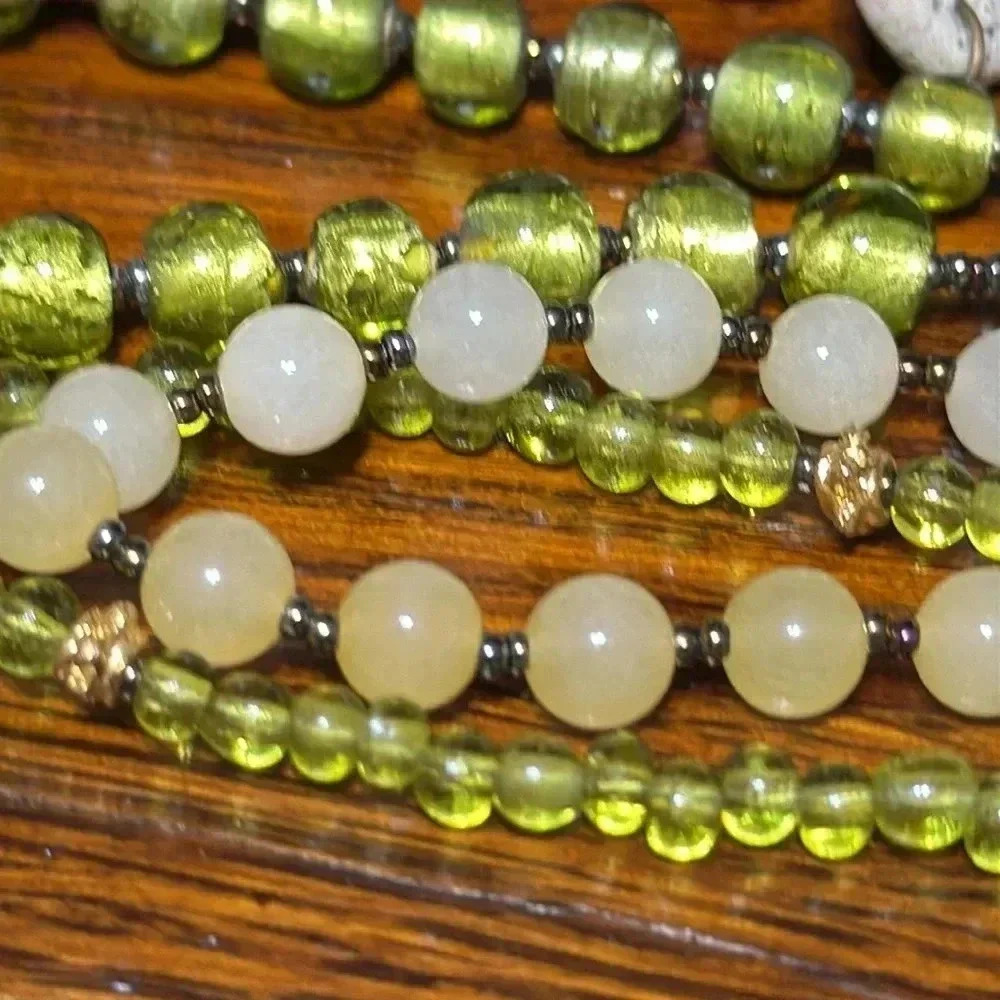 Pretty beaded 3 strand green beaded glass & stone necklace - Picture 8 of 10